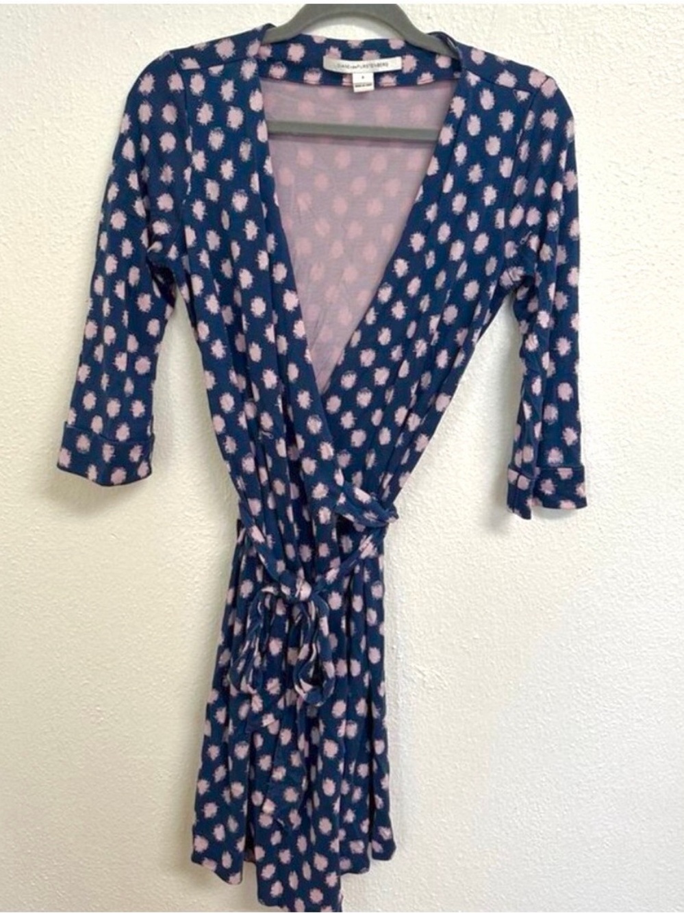 Diane von Furstenberg 100% Silk Knit  Wrap Dress Navy with Lilac Dots - Size 6